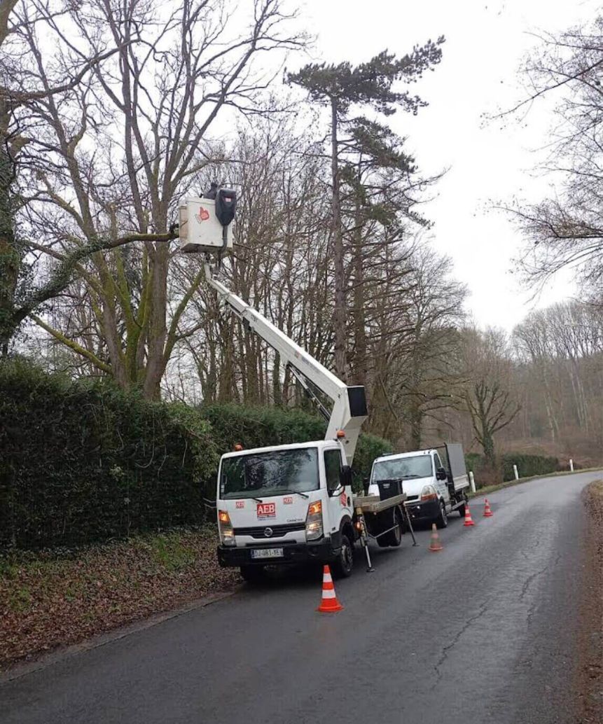 Élagueur en nacelle dans le Loir-et-Cher
